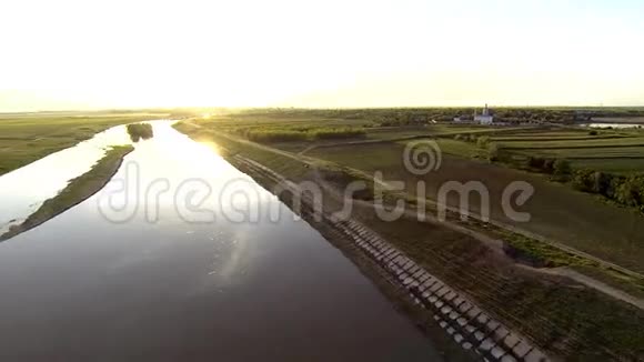带有岛屿的河流的空中视频视频的预览图