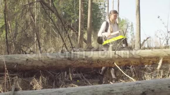 森林砍伐的生态学家视频的预览图