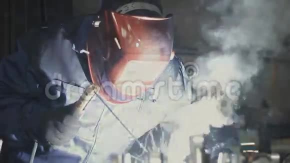 从事制造业的焊工视频的预览图