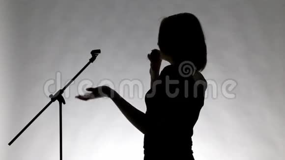 少女歌唱的黑色剪影视频的预览图