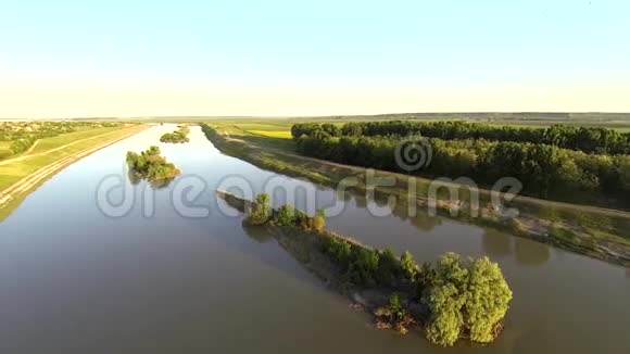 带岛屿河流的空中视频视频的预览图