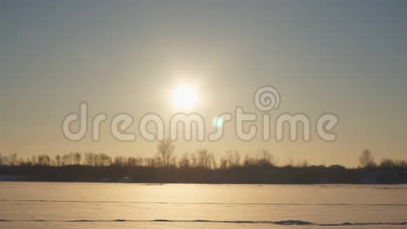冬天湖上的渔夫视频的预览图