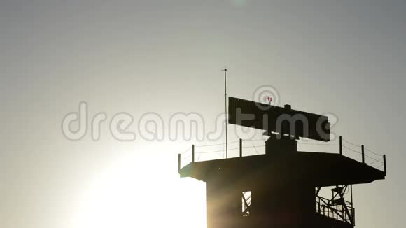 太阳落山时塔内的电信雷达回转视频的预览图