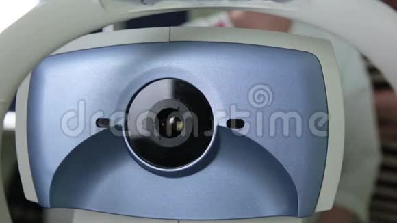 现代自动化医疗机器检查眼球在专业医疗设备屏幕上进行眼睛检查测试视频的预览图