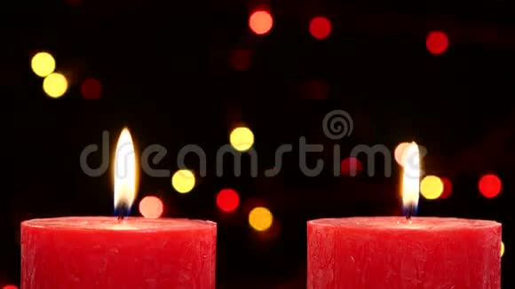 两支带有圣诞装饰的红蜡烛视频的预览图