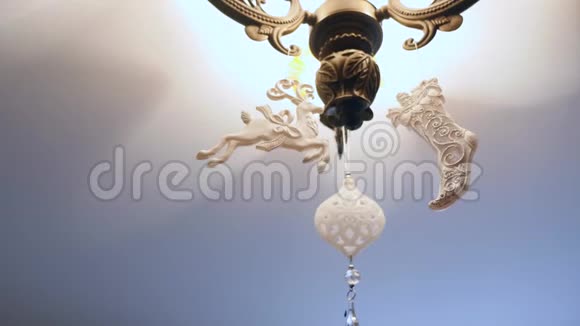 假日婚礼餐厅的吊灯视频的预览图