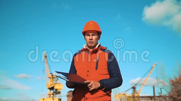 工程建设人咨询工地上的人手里拿着蓝图建筑检查员高级视频的预览图
