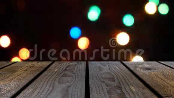 透视木材和夜晚的背景和灯光闪闪发光的眩光显示模板项目视频的预览图