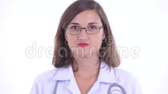 戴着眼镜的美丽女医生脸上带着微笑视频的预览图