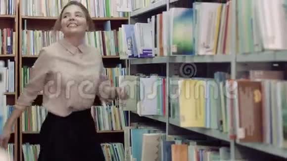 图书馆女青年画像视频的预览图