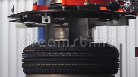 轮胎生产机器视频的预览图