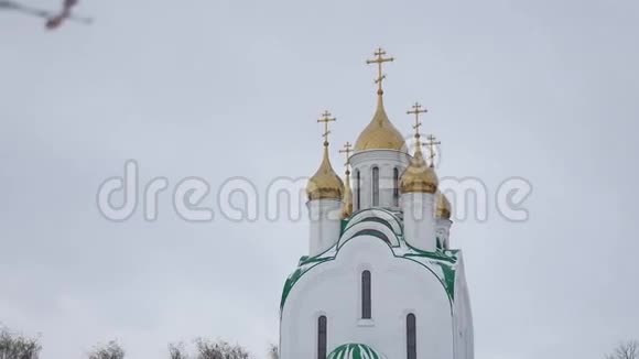 灰色背景俄罗斯教堂的十字架和圆顶教堂视频的预览图