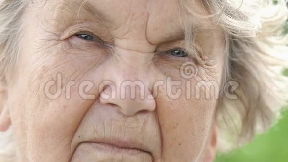 严肃成熟的老年妇女肖像特写视频的预览图