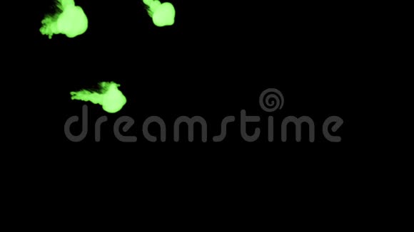 荧光亮绿写墨在水中曲折多滴墨这是3D渲染镜头的慢动作墨水视频的预览图