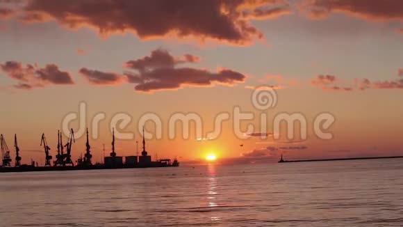 太阳落山在海港的地平线上港口美丽的日落视频的预览图