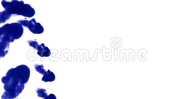 大量的孤立的蓝色墨水注入颜色在水中倾泻在缓慢的运动中拍摄使用inky背景或视频的预览图