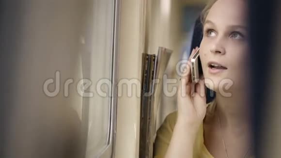 在火车上打电话的女人视频的预览图