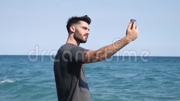 在海边拍照的年轻人视频的预览图