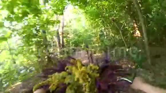女孩骑自行车车前放着一束鲜花视频的预览图