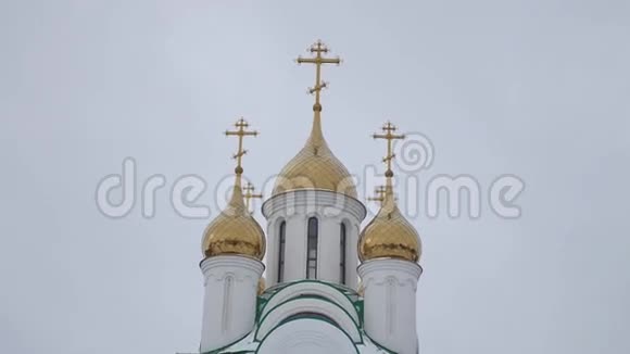 俄罗斯教堂有十字架和圆顶灰色背景视频的预览图