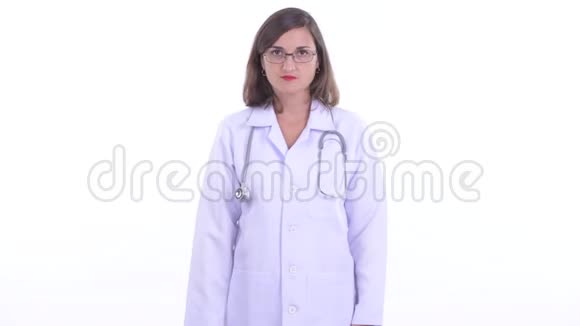 幸福美丽的女医生戴着眼镜双臂交叉微笑视频的预览图