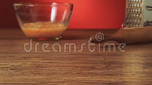 面包师用手在桌子上准备面粉使面团变慢视频的预览图