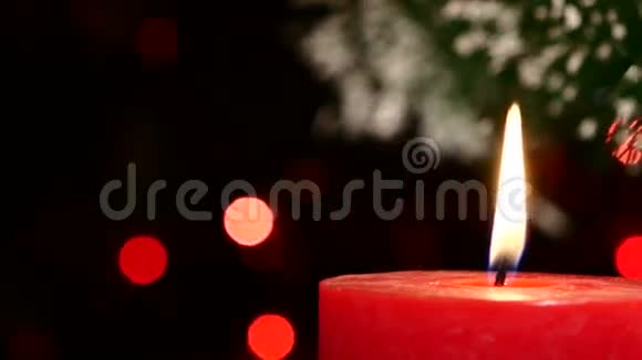 两支带有圣诞装饰的红蜡烛视频的预览图