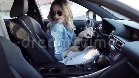 年轻迷人的女人开车成功的商业女人视频的预览图
