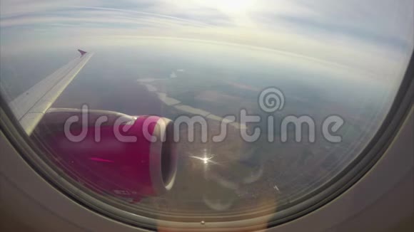 美丽的城市景观飞机舷窗乘客POV飞行视频的预览图