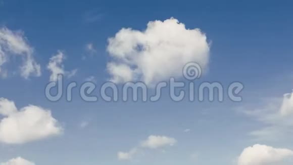 天空中移动云的时间推移画面视频的预览图
