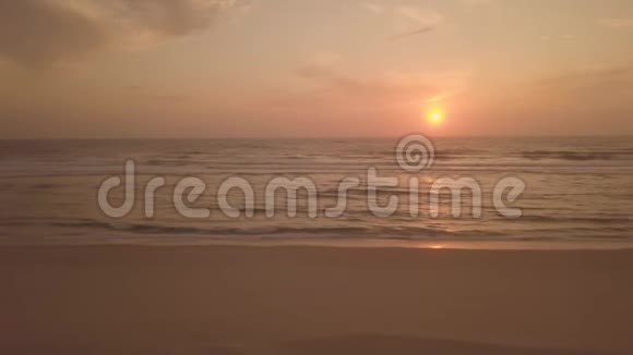 日落时海滩的鸟瞰图视频的预览图