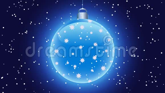 在黑暗的背景上闪耀着蓝色的圣诞球前景下着雪视频的预览图