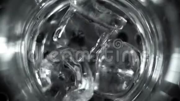 大块的冰块掉进鸡尾酒杯里滚来滚去做鸡尾酒视频的预览图