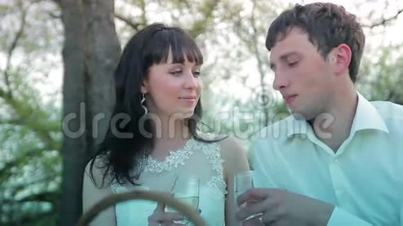 新娘和新郎一起在户外摆姿势视频的预览图