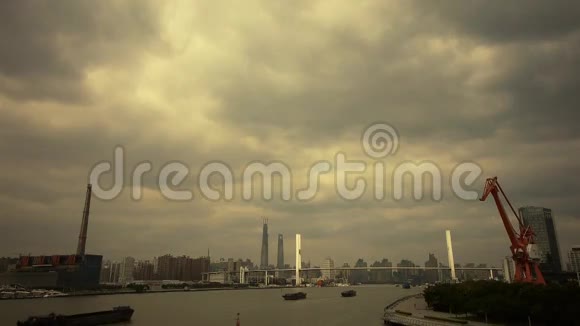 繁忙航运上江跨海大桥现代城市建筑背景视频的预览图