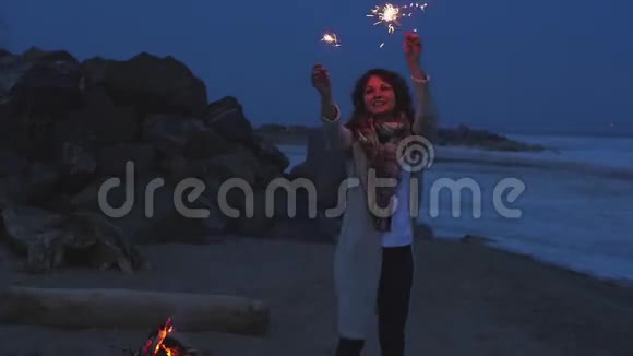 年轻的女人有火花关于海洋的背景视频的预览图