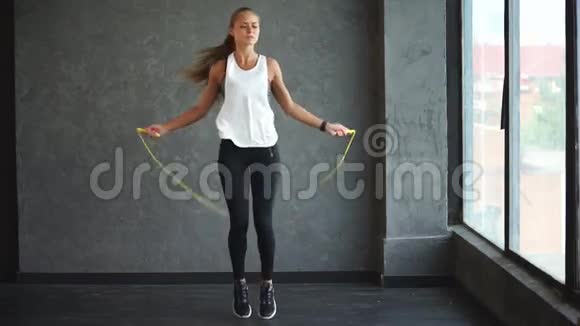 漂亮的健身女人在健身房做运动视频的预览图