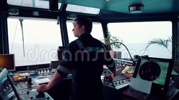 在大桥航行观察期间的海洋航行员视频的预览图