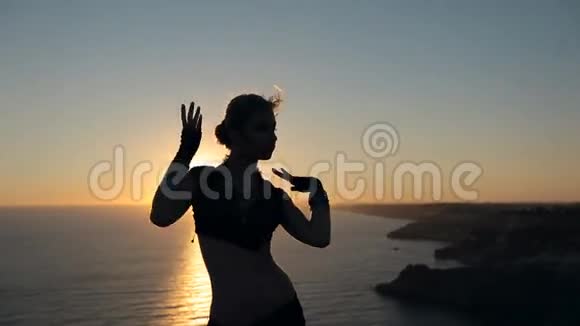 日落时分美丽的姑娘跳着东方舞视频的预览图