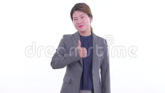 快乐的年轻亚洲女商人竖起大拇指视频的预览图