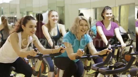 骑着固定自行车的女性视频的预览图