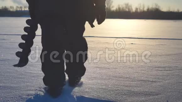 冬天湖上的渔夫视频的预览图