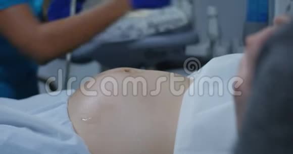 医生用超声波检查孕妇视频的预览图