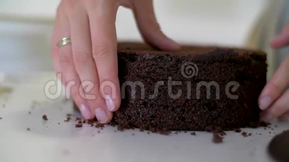饼干蛋糕切成块巧克力饼干蛋糕视频的预览图