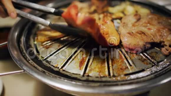 烧烤猪肉和肉烤架韩式视频的预览图