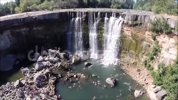 智利河流和瀑布的鸟瞰图视频的预览图