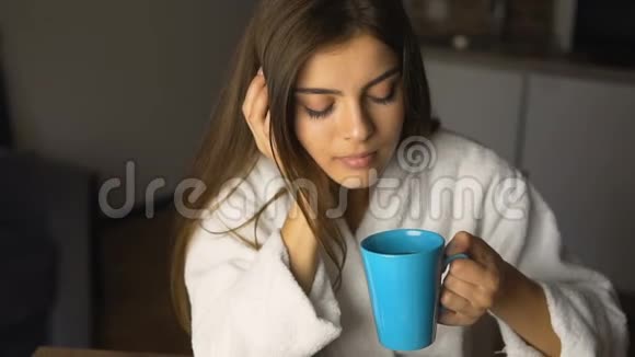 女孩享受咖啡时间视频的预览图