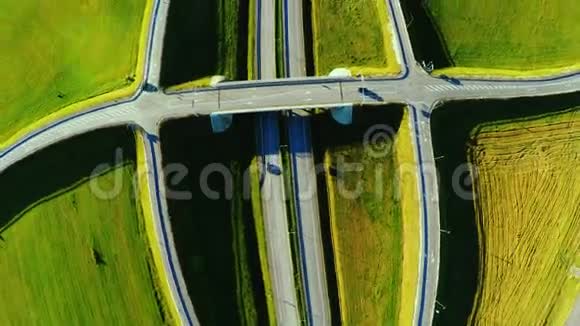 州际通勤交通过桥的空中透视空中徒步旅行视频的预览图