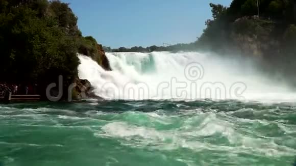 瑞士莱茵瀑布欧洲最大的瀑布之一视频的预览图