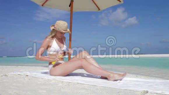 沙滩度假用阳光的女人视频的预览图